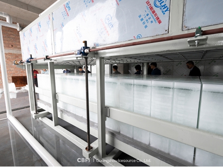 เครื่องทำบล็อกน้ำแข็งทำความเย็นโดยตรงขนาด10 ตัน สำหรับลูกค้าเหมาหมิ่ง ในปี2021