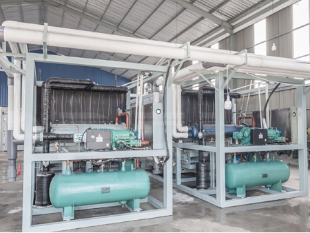 เครื่องทำน้ำแข็งบล็อกระบบทำความเย็นตรง ขนาด 15 ตัน จำนวน 2 เครื่อง สำหรับลูกค้าในประเทศอินโดนีเซีย