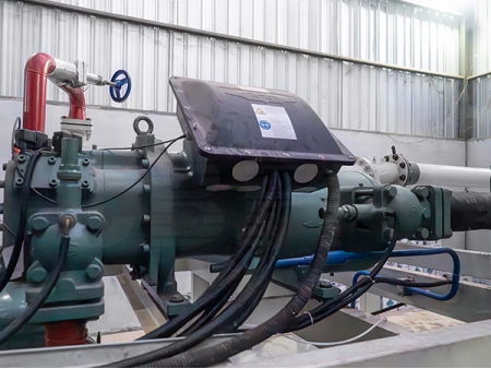 เครื่องทำน้ำแข็งบล็อกระบบทำความเย็นตรง ขนาด 15 ตัน จำนวน 2 เครื่อง บนเกาะบังกา ประเทศอินโดนีเซีย