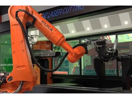 เครื่องตัดเลเซอร์ 3 มิติ 16 แกนสองสถานี